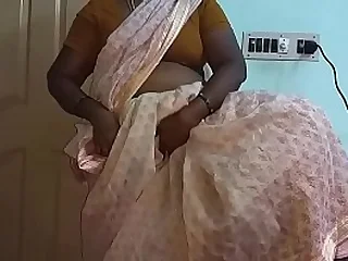 Indian Super-steamy Mallu Aunty Exposed Selfie With the addition of Frigs Be proper of Father-in-law